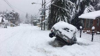 tormenta de nieve azota bariloche y prohiben los autos en la ciudad tormenta de nieve azota bariloche y prohiben los autos en la ciudad