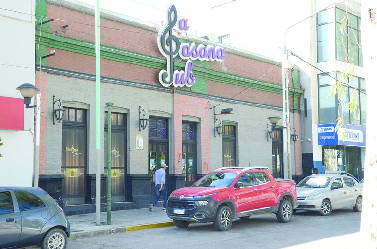 La joven ya fallecida había sido trasladada al hospital Castro Rendón desde el boliche La Casona.