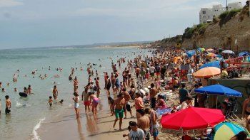 La playa estuvo muy concurrida, a pesar de las nubes en el cielo.