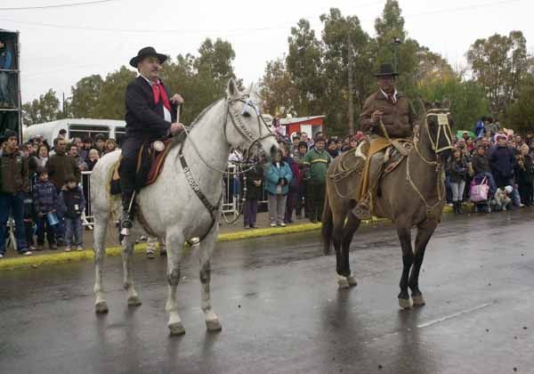 Multitudinario desfile por el Centenario en Allen