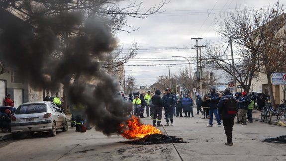 Máxima tensión: hubo una toma en la sede municipal de Brentana