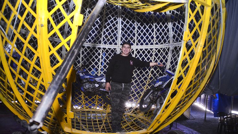 Jony dentro del Globo de la Muerte con su moto. Foto Antonio Spagnuolo. Jony dentro del Globo de la Muerte con su moto. Foto Antonio Spagnuolo.