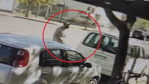 Robaron una camioneta en pleno centro y quedó todo grabado