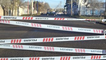 Los vecinos reclaman que se termine de apagar el incendio en el depósito de La Anónima. Los vecinos reclaman que se termine de apagar el incendio en el depósito de La Anónima.