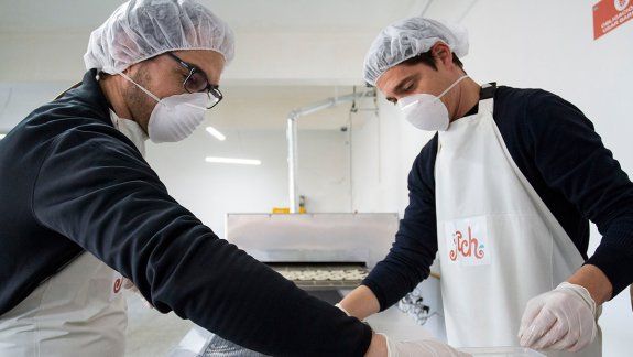 Fruch restringió horarios de producción y apeló al delivery