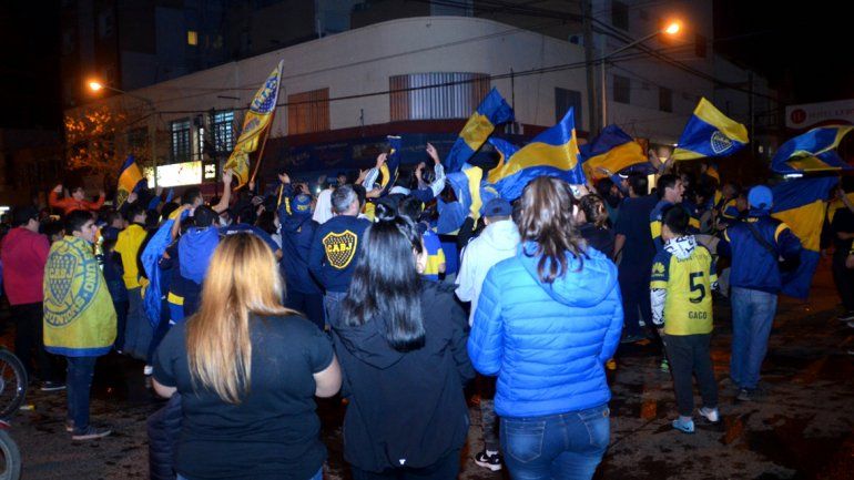 Los hinchas de Boca coparon la calle a puro festejo