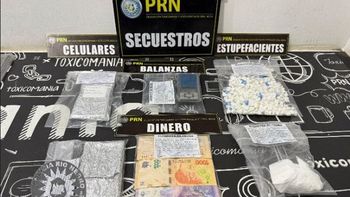 Durante el allanamiento se procedió al secuestro de estupefacientes, una moto robada en Neuquén y un cartucho de un arma calibre 22.&nbsp;