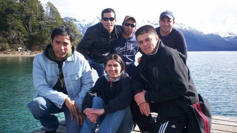 Sergio festejando con sus amigos en Villa La Angostura