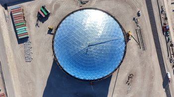 Montaje del techo del tanque TK404 en la terminal Punta Colorada, una de las estructuras clave del VMOS. | LMCipolletti.com Montaje del techo del tanque TK404 en la terminal Punta Colorada, una de las estructuras clave del VMOS.