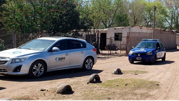 una bala perdida impacto en una mujer embarazada y se encuentra grave