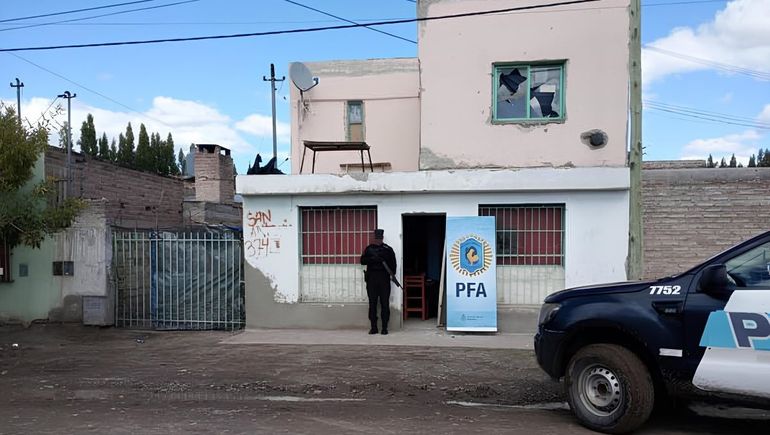 La vivienda allanada en Villa Regina por la Policía Federal. Secuestraron cocaína