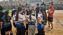 El intendente Rodrigo Buteler y el director de Deportes, Leandro Domini, junto a un grupo de chicas en la inauguración del torneo de vóley.