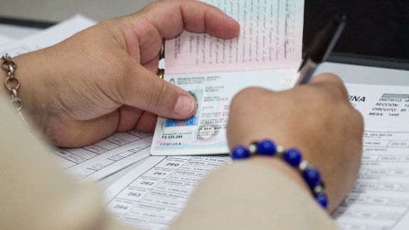 Una mujer estuvo casi todo el día esperando para poder votar.&nbsp;