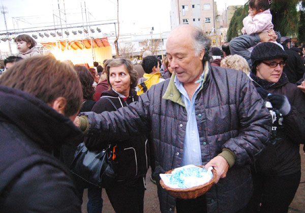 French y Beruti repartieron escarapelas