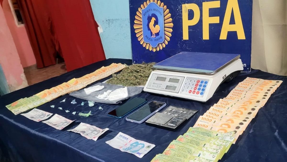 En un nuevo operativo realizado en Cipolletti la Policía Federal Secuestró drogas, dinero, balanzas y teléfonos. Se produjo la dentención de un hombre.