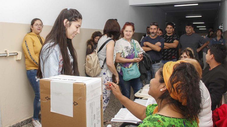 Río Negro vota: por el intenso movimiento en las escuelas piden paciencia con las autoridades de mesa