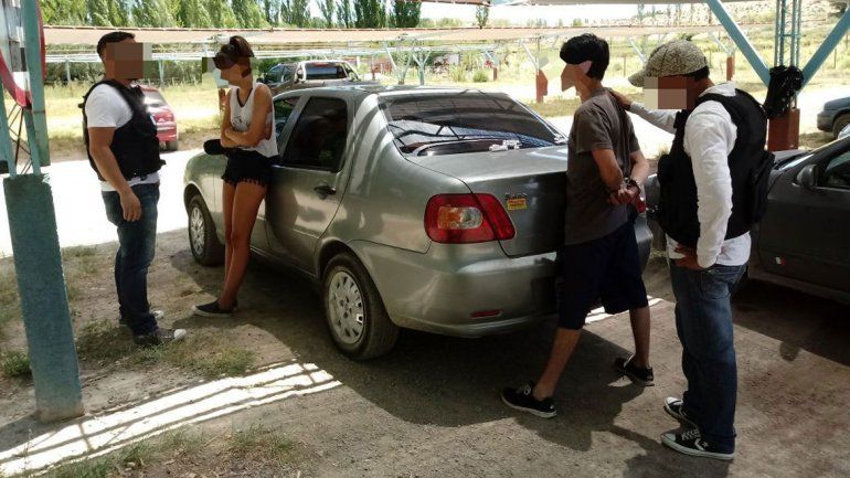 El momento justo en que la Policía da con Julieta y su novio.
