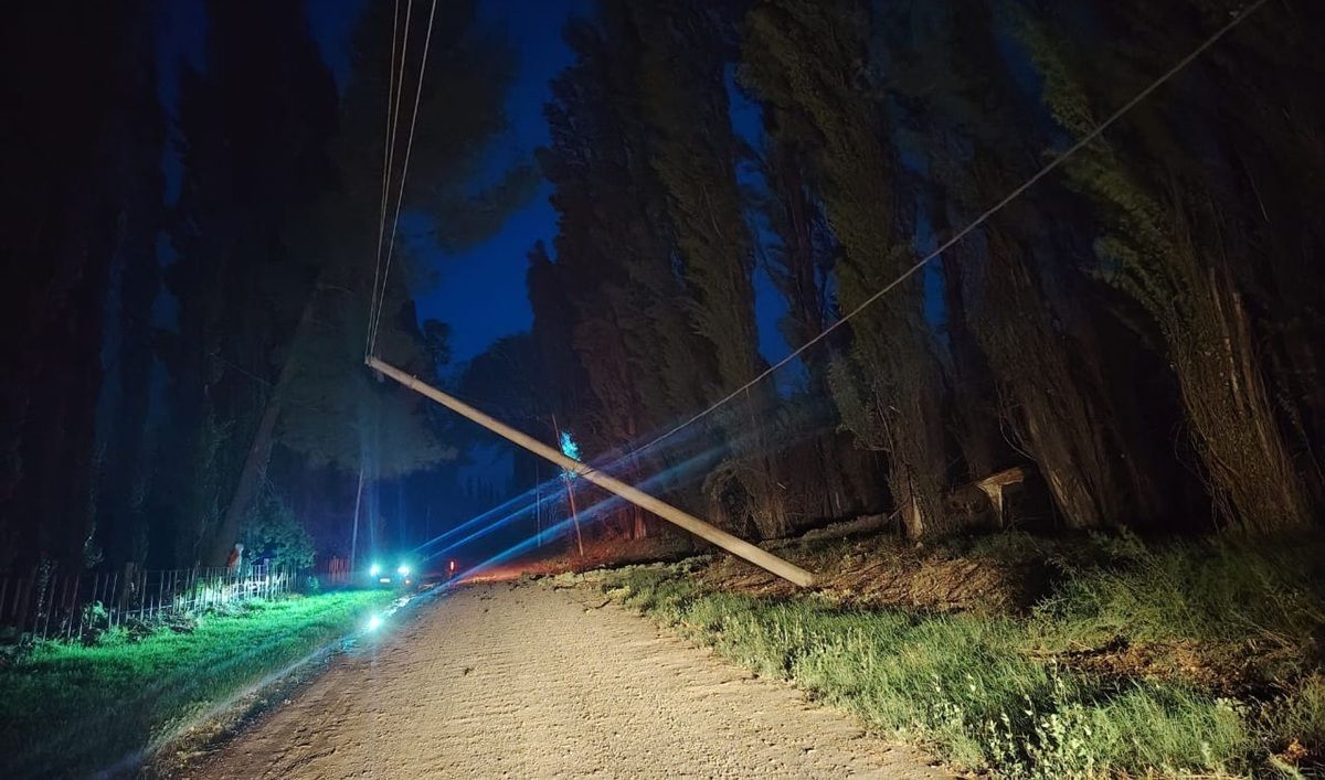 Operarios de Edersa en una tormenta de viento similar a la del martes.