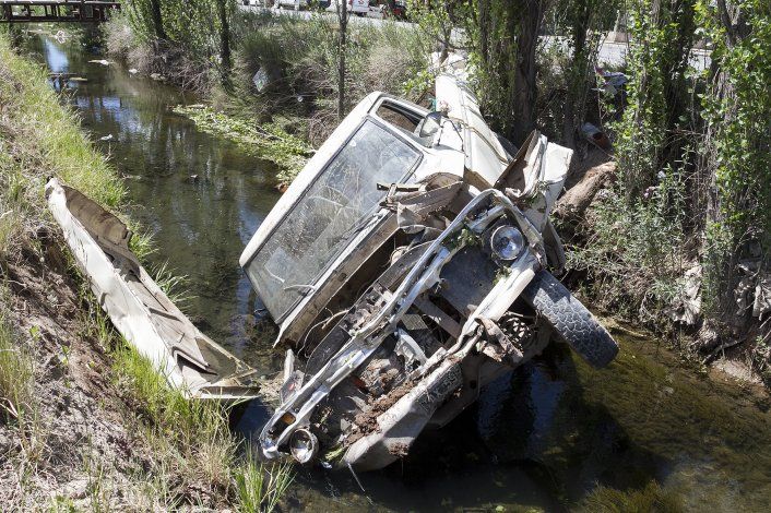 Perdió el control  de su pickup y se cayó al desagüe