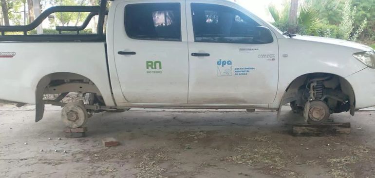 Robaron las cuatro ruedas de una camioneta del DPA