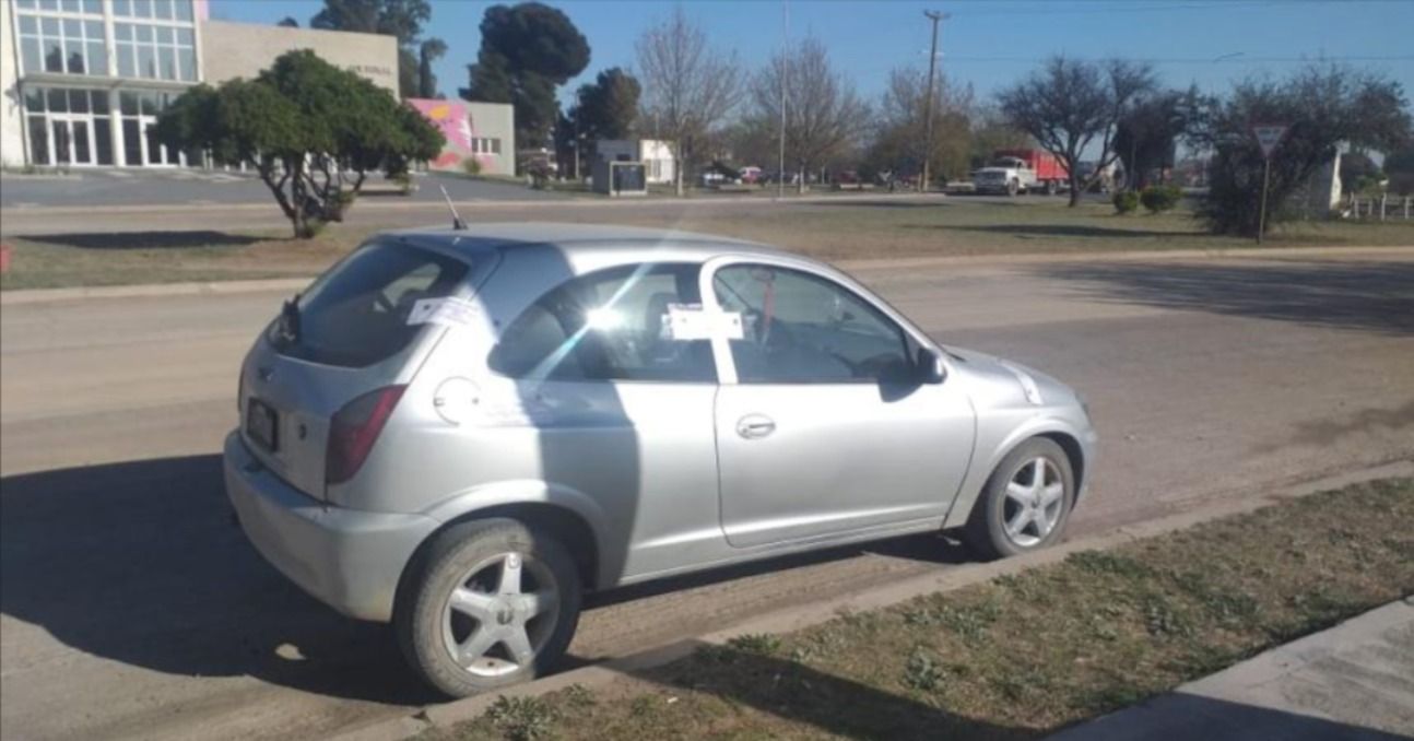 La policía secuestró el auto en el que se movían los tres albañiles, que fueron sorprendidos a unas cinco cuadras de la casa en la que atacaron a los dos adolescentes acusados del robo.&nbsp;