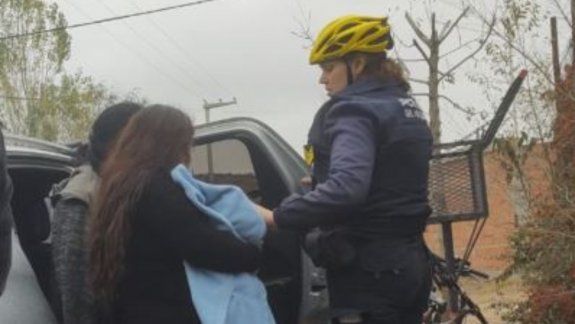 Parió a su bebé en su casa: la ayudó una mujer policía