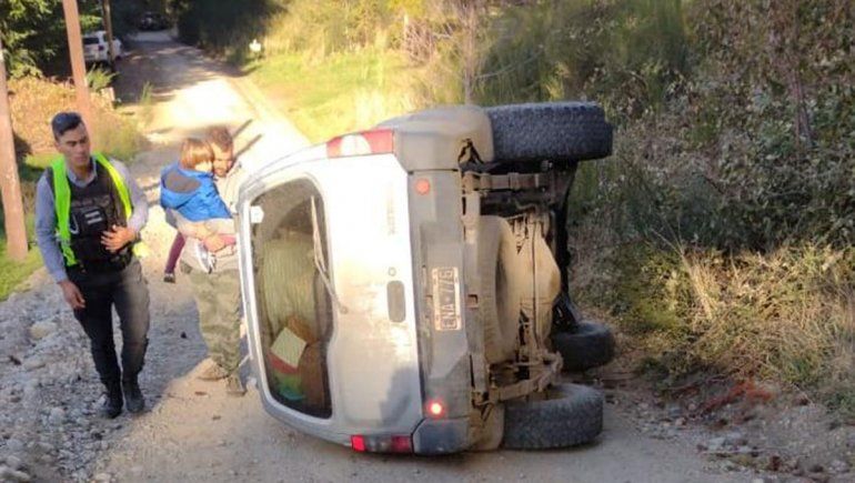 Le dieron el carnet de conducir y volcó horas después