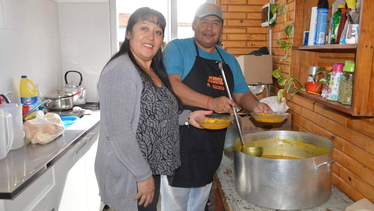 Intendente cocinó locro para los adultos mayores de su pueblo