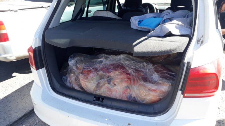 Los descubrieron con 120 kilos de costillares en el baúl del auto