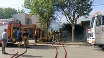 Personal de Bomberos apagó el incendio en la casa del barrio San Lorenzo, donde murieron dos hombres. 