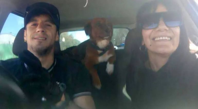 La pareja quedó varada junto a su simpática perrita en Pomona.