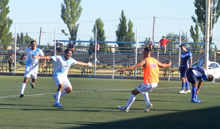 El Goldo Sáez volvió de una lesión y marcó el tercero en la goleada de La Amistad.