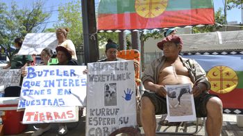 La comunidad Retamal se encadenó en el ingreso del edificio municipal para exigir por sus animales.