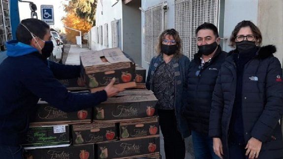 Entregan frutas y verduras a estudiantes en cuarentena