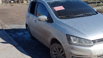 Misterio por auto abandonado e incendiado en Viedma.