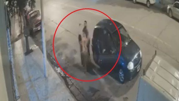 Le dio una trompada a una mujer con un bebé en brazos y quedó grabado