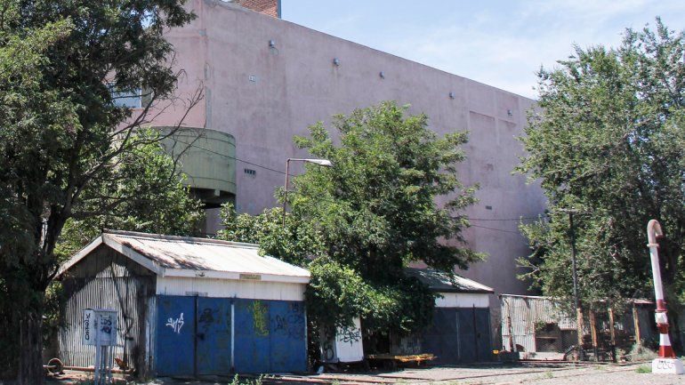 El taller de Ferrosur tapa las salidas de emergencias del teatro.