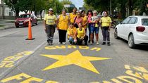 El municipio de Cipolletti acompañó el pintado de la estrella amarilla en la calle Toschi. 