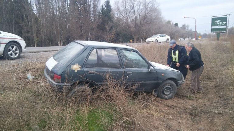 Casi se le prende fuego el auto mientras circulaba por la Ruta 151