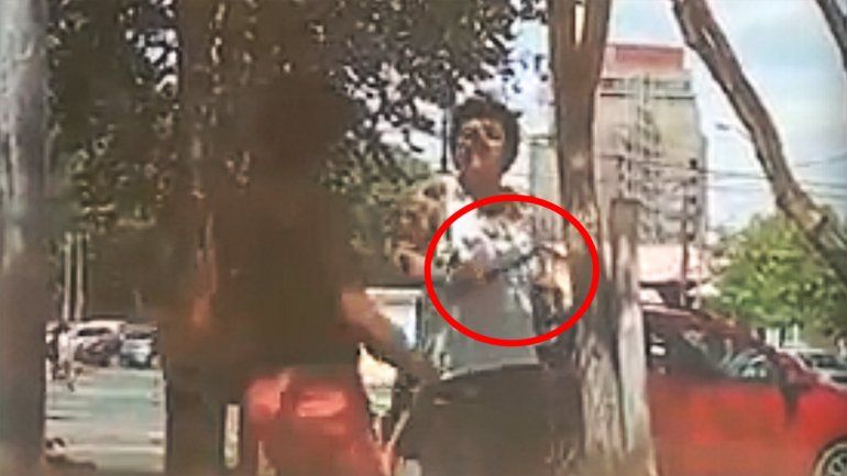 Violenta pelea de dos abrepuertas en pleno centro neuquino