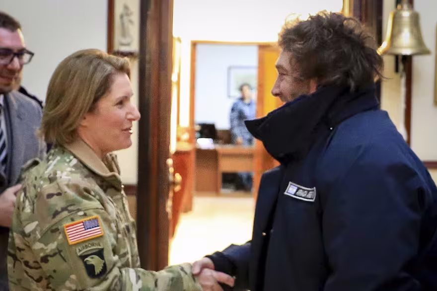 Javier Milei recibió a la general de Estados Unidos en su viaje relampago al sur.&nbsp;
