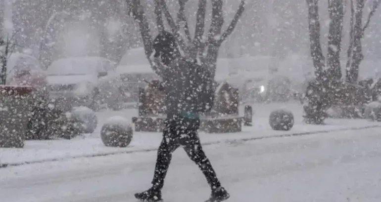 El fr&iacute;o, la nieve y las lluvias se har&aacute;n presentes en varias provincias este lunes.