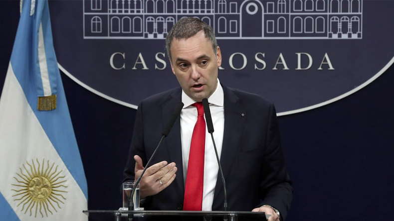 El vocero presidencial Manuel Adorni anunció los cambios en la política migratoria
