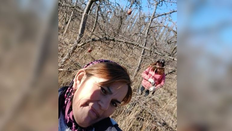 Las dos mujeres que cumplen ardua labor en la chacra.