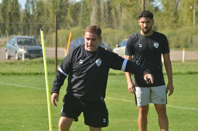 Fabián Enríquez asumió como nuevo entrenador del Albinegro tras el debut ante Atenas de Río Cuarto. Fotos: Antonio Spagnuolo