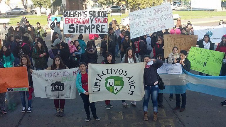 Los estudiantes se negaban a cursar en otras escuelas y querían que se garantice la renovación del convenio con la UNCo