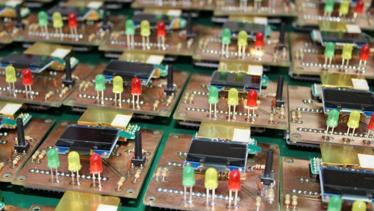 Alumnos de la UNRN fabricaron e instalaron medidores de CO2 en una de sus sedes