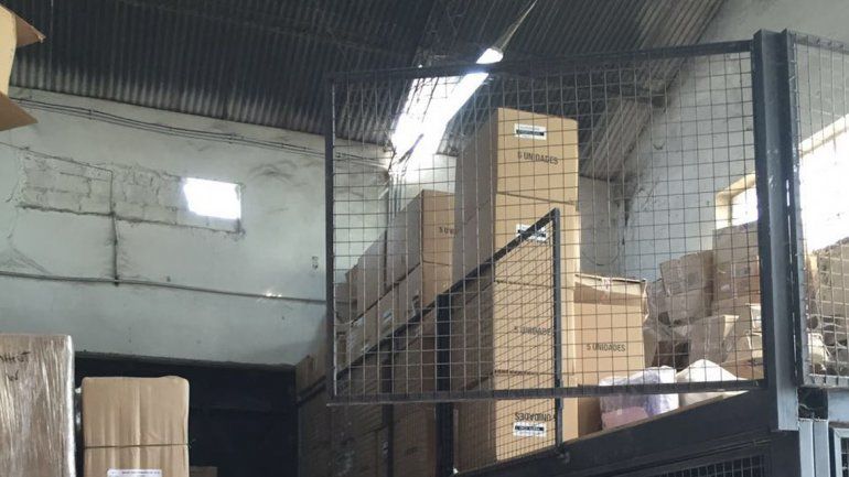 Por el boquete en el techo ingresaron los delincuentes al depósito.