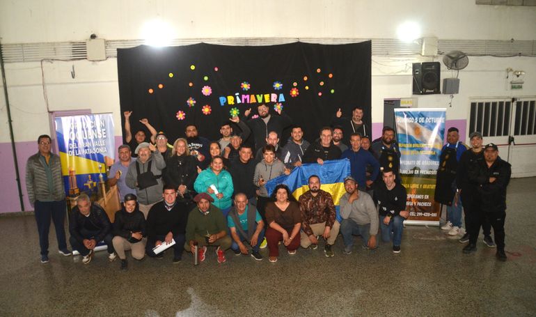 Un grupo de inscriptos para el Campeonato de Asadores, que se realizará el domingo 5 de octubre, se reunió el viernes con organizadores del evento. El motivo, el reglamento. Solo costillares y lechones, solo leña, 