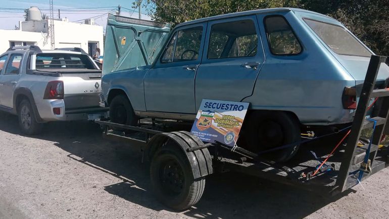 La Policía secuestró un viejo autito por irregularidades
